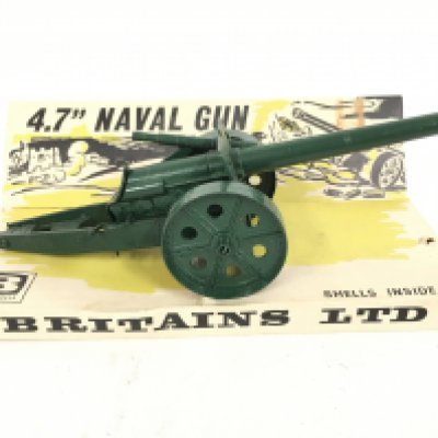 A Carded Britains 4.7 Naval Gun. With shells.