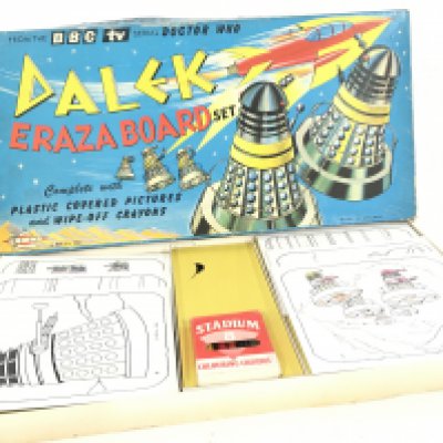 A boxed Dr Who Dalek Eraza Board set. Comes with 6 cards a a box of 6 crayons