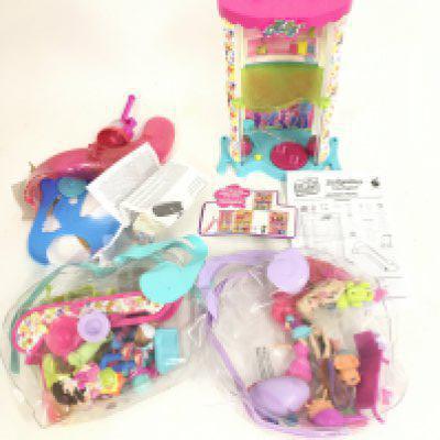 A Small Collection of Polly pockets.