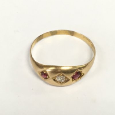 A gold ring set with small diamond and rubies. Approximately S 1/2 and 1.58g