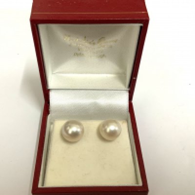 A Pair of cultured pearl stud earrings 9.4mm / 9.6mm. (A)