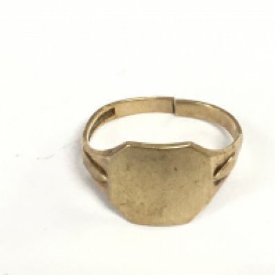 A 9ct gold gents ring. Ring has been cut Approximately size P and 2.86g