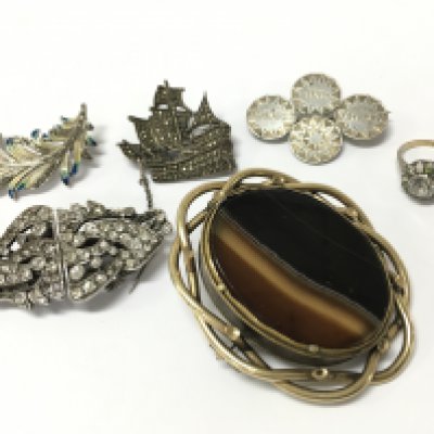 A mixed lot of brooches including an agate spinner brooch , 9ct and silver ring . Postage catA