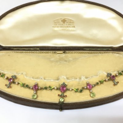 An Edwardian 15ct fiori design seed pearl necklace in a fitted box. Approximately 15.16g