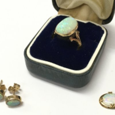 9ct and opal pendant, earrings and ring set. 6.3G total weight. postage catA