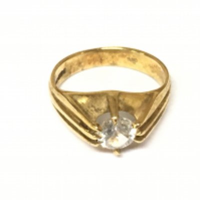 A 9ct gold ring set with a white stone. 4g and size O