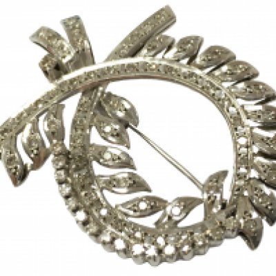 A fine quality unmarked gold wreath brooch inset with a pattern of diamonds. (Tested min 14ct).