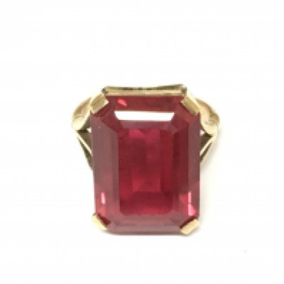 An unmarked gold ruby ring. Size M 1/2 7.62g
