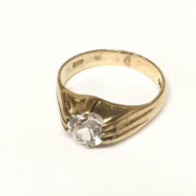 A 9ct gold ring set with white stone. Size O and 4.47g