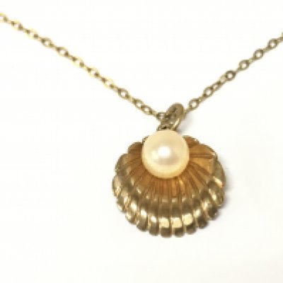 A 9ct gold shell pendant on 9ct gold chain. 2.33g