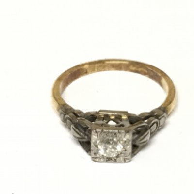 An 18ct gold and platinum diamond set ring. 2.89g size K 1/2