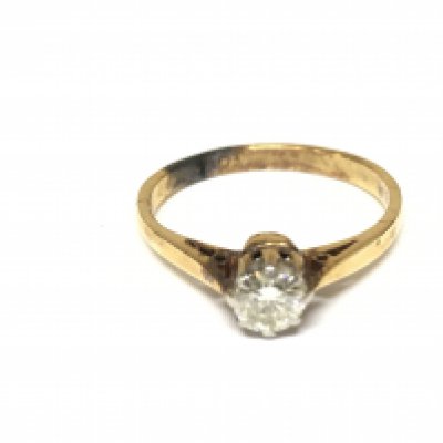 An 18ct gold ring set with diamond. Size L 1/2 and 2.38g