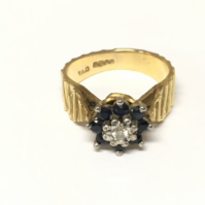 An 18ct gold ring set with diamond and sapphires. 4.76g size J