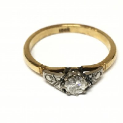 An 18ct gold ring set with diamond. Size N and 2.85g