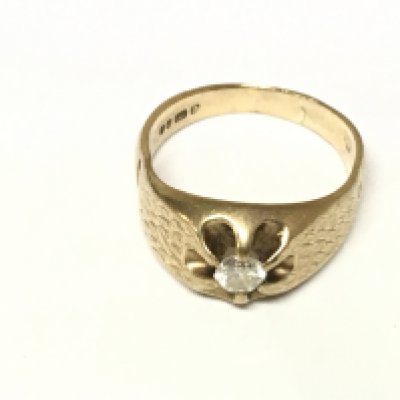 9ct gold gents gypsy style diamond ring. Size M and 3.5g