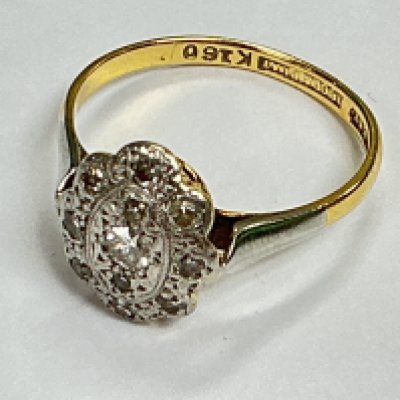 an 18ct gold diamond pattern set ring. Approx weight 2.81 grams, approx size N.