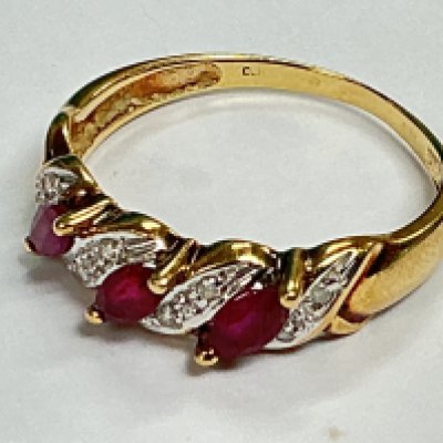 a 9ct gold alternating tube and chip diamond set ring. Approx weight 1.93 grams, approx size N.