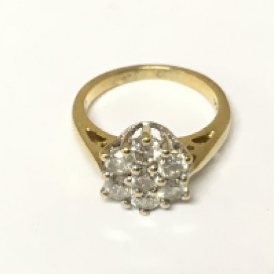 An 18ct gold diamond cluster ring 1ct diamonds. Approximately 3.9g and size I