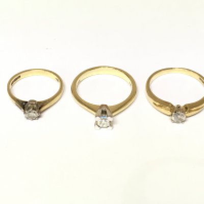 Three 18ct gold diamond solitaire rings. Approximately 9.4g and size I N1/2
