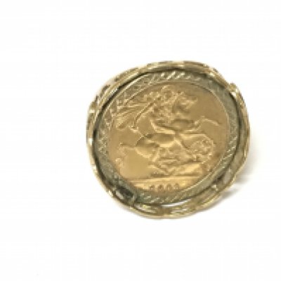 A full sovereign 2003 ring. Mount needs attention. 13.64g and size T
