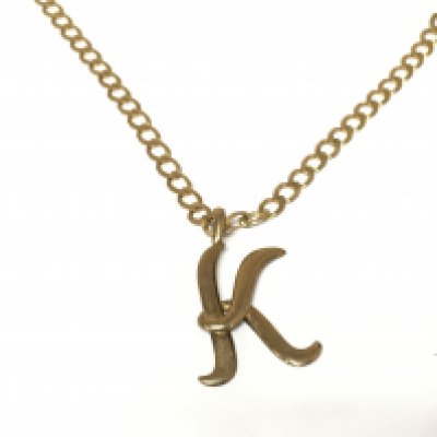 A 9ct gold chain with a yellow metal K pendant attached. 5.13g Postage A