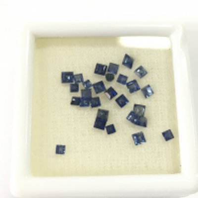 28 lose square and step cut sapphires. Total 2.75ct. Postage B