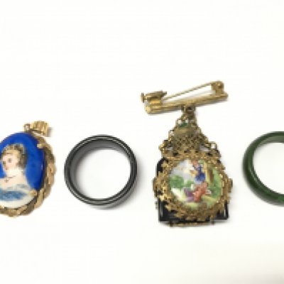 A perfume bottle brooch, two rings and a pendant. Postage category A
