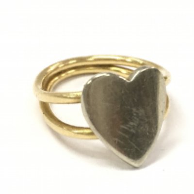 An 18 carat gold heart ring, 3.5g total weight . Postage category A