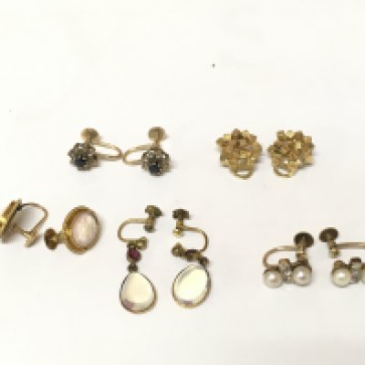5 pairs of vintage 9ct gold earrings of various designs.