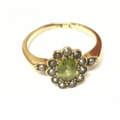 A 9ct gold Peridot and seed Pearl ring. Approximately 2.73g and size J 1/2