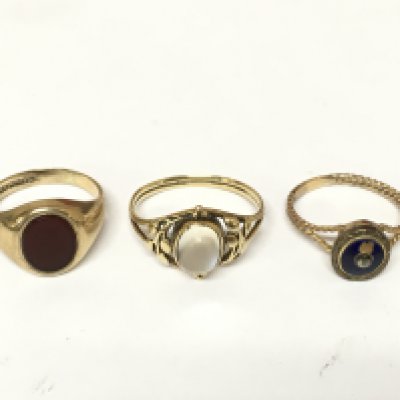 Three vintage 9ct gold rings only 1 with visible hallmarks. 7.51g