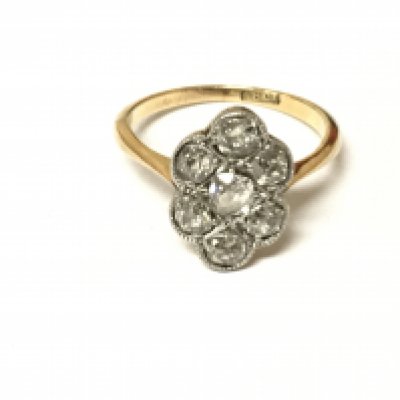 An 18ct gold 7 stone old cut diamond cluster ring. Size K and 2.76g