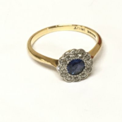 An 18ct gold and platinum cornflower blue sapphire and diamond ring. 2.63g size O