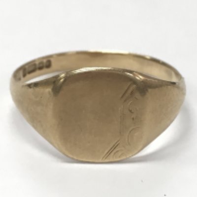 A 9 carat gold signet ring , 2.9g total weight. Size U. Postage category A