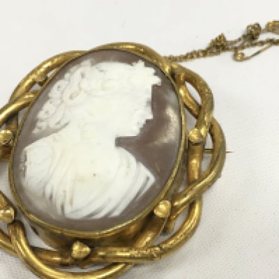 Victorian gold plated cameo brooch, postage category A