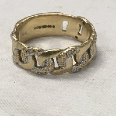A 9 ct gold ring with link design 6,5 grams size V .