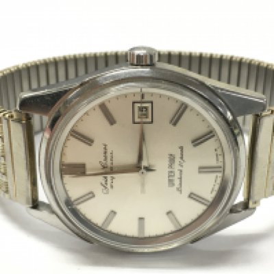 A Seiko Cronos self dated waterproof diashock 21 jewel movement and expanding bracelet (working). Postage category A