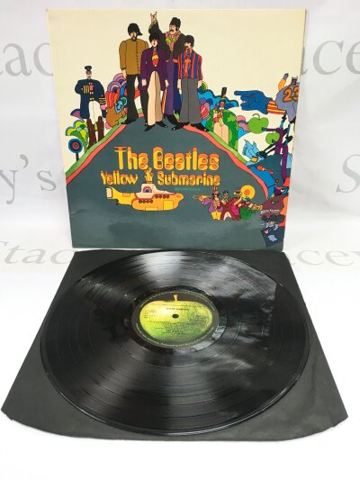 An early UK pressing of The Beatles Yellow Submarine LP, PMC 7070. EX/EX.