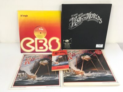 A Jeff Wayne's War Of The Worlds limited edition and numbered box set, 02068. 1978 CBS WOW-1. Complete with book, poster, 12" single and insert.
