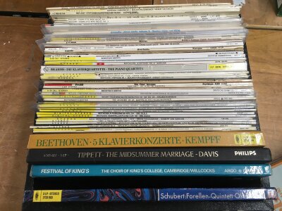 A box of classical music LPs including Deutsche Grammophon titles and box sets.