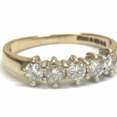 9ct .45ct diamond five stone ring, size H/I. 1.6g total weight. Postage category A