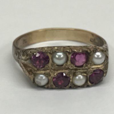 A 9ct gold garnet and Pearl ring, size P/Q 3.7g total weight. Postage category A