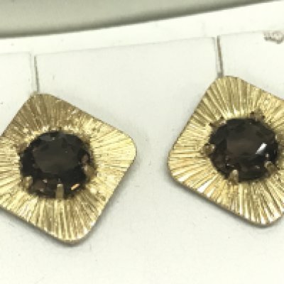18ct gold and Smokey Quartz set earrings . 2.8g total weight. Postage category A