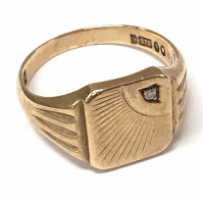 A gents 9ct gold ring. Size U and 7.15g