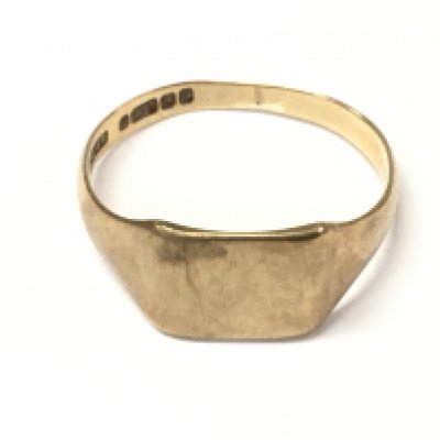 A 9ct gold gents ring. Size V and 3.16g