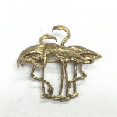 A 9ct gold brooch in the form of flamingoes, approx 3cm wide and approx 3.3g. Shipping category A.