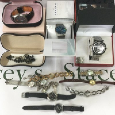 A collection of various watches, some loose and some boxed. Shipping category D.- NO RESERVE