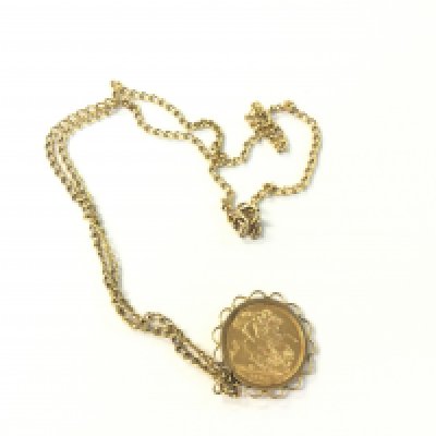 Queen Elizabeth II 1965 gold full sovereign, in a 9 karat gold mount and chain. 16.95g.