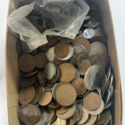 A mixed lot of mostly British coinage.