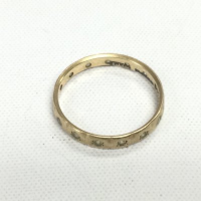 A 9ct gold ring set with stones, approx 1.4g and approx size N. Shipping category A.- NO RESERVE